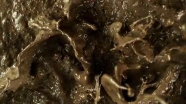 Su Sıçratan Çamur Arkaplanının Süper Yavaş Çekimi, 1000fps. Yüksek Hız Sinema Kamerası, 4k.