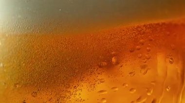 Dalgalanan Bira Baloncuklarının Süper Yavaş Hareketi ve Kamera Hareketi ile Taze Köpük Arkaplanı 1000fps. Kamera Hareketi ile birlikte 1000fps.