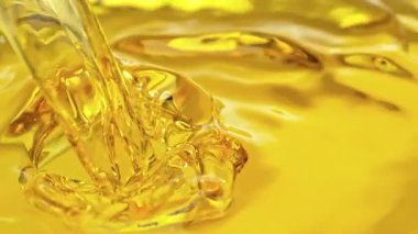 Altın Yağ Sıvısı 'nın 1600 metrede Süper Yavaş Çekimi. Yüksek Hız Sinema Kamerası, 4K.
