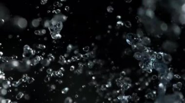 Kara Arkaplanda Düşen Su Damlalarının Süper Yavaş Çekimi. Yüksek Hız Sinema Kamerası, 4K.