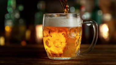 Süper Yavaş Çekim, Bardaki Bardaktan Taze Bira ve Kamera Hareketi 'nin 1000fps. Yüksek Hız Sinema Kamerası, 4k.