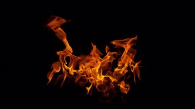 Ateş Alevlerinin Süper Yavaş Çekimi Kara Arkaplan 'da izole edildi. Yüksek Hız Sinema Kamerası, 4K.