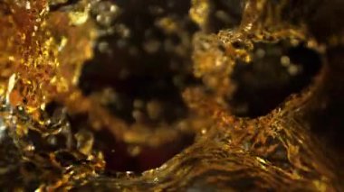 Altın Sıvı 'nın İçindeki Süper Yavaş Hareket Kara Arkaplan' a 1000 fp 'de sıçradı. Yüksek Hız Sinema Kamerası, 4K.