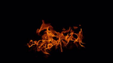 Ateş Alevlerinin Süper Yavaş Çekimi Kara Arkaplan 'da izole edildi. Yüksek Hız Sinema Kamerası, 4K.