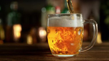 Süper Yavaş Çekim, Bardaki Bardaktan Taze Bira ve Kamera Hareketi 'nin 1000fps. Yüksek Hız Sinema Kamerası, 4k.