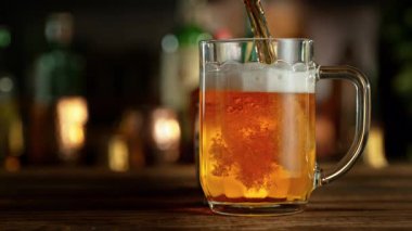 Süper Yavaş Çekim, Bardaki Bardaktan Taze Bira ve Kamera Hareketi 'nin 1000fps. Yüksek Hız Sinema Kamerası, 4k.