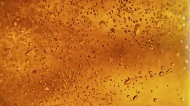 Köpüren Bira Arkaplanının Süper Yavaş Hareketi, 1000fps. Kamera Hareketi ile birlikte 1000fps.