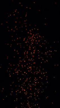 Gerçek Ateşin Süper Yavaş Çekimi Kara Arkaplan 'da izole edilmiş kıvılcımlar. Yüksek Hız Sinema Kamerası, 4K.