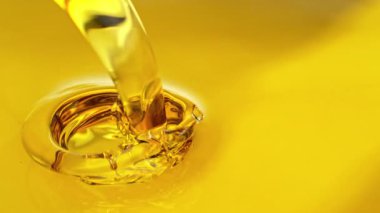 Altın Yağ Sıvısı 'nın 1600 metrede Süper Yavaş Çekimi. Yüksek Hız Sinema Kamerası, 4K.