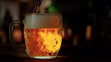 Süper Yavaş Çekim, Bardaki Bardaktan Taze Bira ve Kamera Hareketi 'nin 1000fps. Yüksek Hız Sinema Kamerası, 4k.