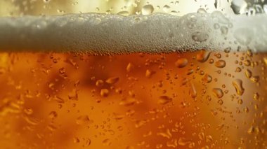 Bira Baloncuklarının Süper Yavaş Çekimi ve Kamera Hareketli Taze Köpük Arkaplanı 1000fps.
