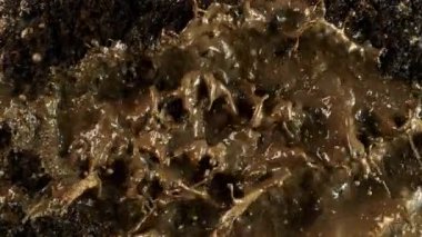 Su Sıçratan Çamur Arkaplanının Süper Yavaş Çekimi, 1000fps. Yüksek Hız Sinema Kamerası, 4k.