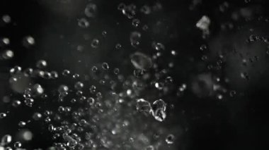 Kara Arkaplanda Düşen Su Damlalarının Süper Yavaş Çekimi. Yüksek Hız Sinema Kamerası, 4K.