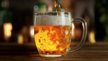 Süper Yavaş Çekim, Bardaki Bardaktan Taze Bira ve Kamera Hareketi 'nin 1000fps. Yüksek Hız Sinema Kamerası, 4k.