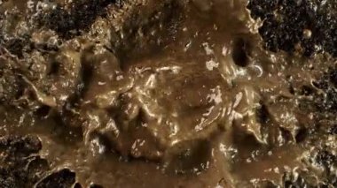 Su Sıçratan Çamur Arkaplanının Süper Yavaş Çekimi, 1000fps. Yüksek Hız Sinema Kamerası, 4k.