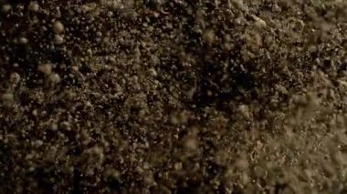 Kameraya doğru 1000fps hızla patlayan toprağın Süper Yavaş Çekimi. Yüksek hızlı sinema kamerasıyla çekildi, 4K.