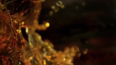 Altın Sıvı 'nın İçindeki Süper Yavaş Hareket Kara Arkaplan' a 1000 fp 'de sıçradı. Yüksek Hız Sinema Kamerası, 4K.