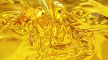 Altın Yağ Sıvısı 'nın 1600 metrede Süper Yavaş Çekimi. Yüksek Hız Sinema Kamerası, 4K.