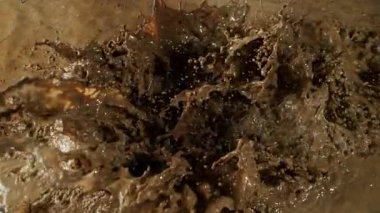 Su Sıçratan Çamur Arkaplanının Süper Yavaş Çekimi, 1000fps. Yüksek Hız Sinema Kamerası, 4k.