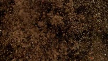 Kameraya doğru 1000fps hızla patlayan toprağın Süper Yavaş Çekimi. Yüksek hızlı sinema kamerasıyla çekildi, 4K.