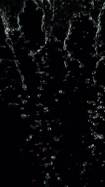 Su damlatan Süper Yavaş Çekim Siyah Arkaplan 'da izole edildi. Yüksek Hız Sinema Kamerası, 4K.