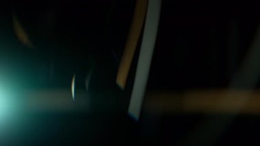 Gerçek Çekilmiş Anamorfik Lens Kara Arkaplanda Süper Yavaş Çekimde Alevli Lens Geçişi. Yüksek Hız Sinema Kamerası, 4K.