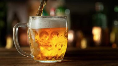 Süper Yavaş Çekim, Bardaki Bardaktan Taze Bira ve Kamera Hareketi 'nin 1000fps. Yüksek Hız Sinema Kamerası, 4k.