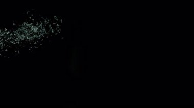 Black on Black 'te 1000 fps' te izole edilmiş Gerçek Yana Uçan Cam Parçalarının Süper Yavaş Çekimi. Yüksek Hız Sinema Kamerası, 4K.