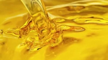 Altın Yağ Sıvısı 'nın 1600 metrede Süper Yavaş Çekimi. Yüksek Hız Sinema Kamerası, 4K.
