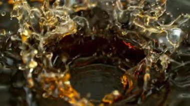 Süper Yavaş Hareketli Dalgalanma ve Sıçrayan Altın Sıvıyı Siyah Arkaplanda 1000fps 'te çekiyoruz. Yüksek Hız Sinema Kamerası, 4K.