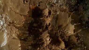 Su Sıçratan Çamur Arkaplanının Süper Yavaş Çekimi, 1000fps. Yüksek Hız Sinema Kamerası, 4k.