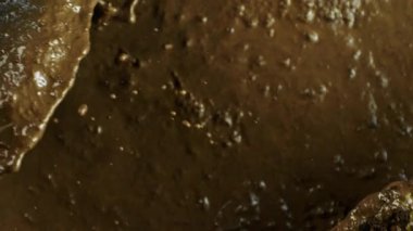 Uçuşun ve Sıçrayan Çamur Arkaplanının Süper Yavaş Çekimi. Yüksek Hız Sinema Kamerası, 4k.