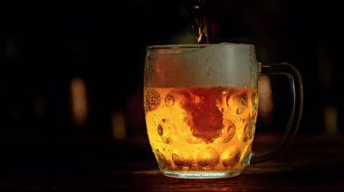 Süper Yavaş Çekim, Bardaki Bardaktan Taze Bira ve Kamera Hareketi 'nin 1000fps. Yüksek Hız Sinema Kamerası, 4k.