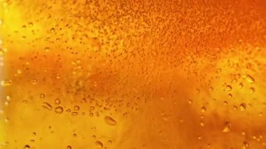 Köpüren Bira Arkaplanının Süper Yavaş Hareketi, 1000fps. Kamera Hareketi ile birlikte 1000fps.