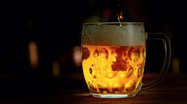 Süper Yavaş Çekim, Bardaki Bardaktan Taze Bira ve Kamera Hareketi 'nin 1000fps. Yüksek Hız Sinema Kamerası, 4k.