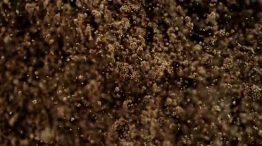 Kameraya doğru 1000fps hızla patlayan toprağın Süper Yavaş Çekimi. Yüksek hızlı sinema kamerasıyla çekildi, 4K.