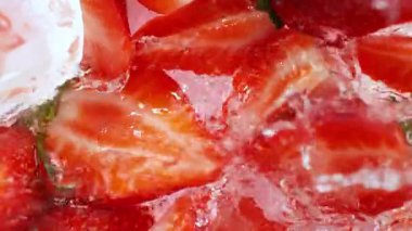 Süper Yavaş Çekim Suyu Taze Çileklerin üzerine sıçratıyor. 4K 'da Yüksek Hız Sinema Kamerası ile çekildi..