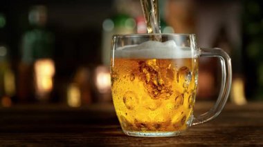 Süper Yavaş Çekim, Bardaki Bardaktan Taze Bira ve Kamera Hareketi 'nin 1000fps. Yüksek Hız Sinema Kamerası, 4k.