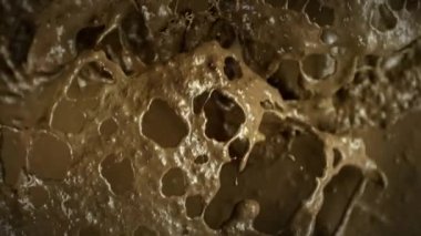 Uçuşun ve Sıçrayan Çamur Arkaplanının Süper Yavaş Çekimi. Yüksek Hız Sinema Kamerası, 4k.