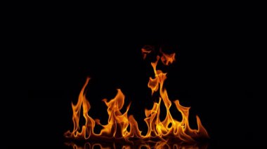 Ateş Ateşi 'nin Süper Yavaş Çekimi, Kara Arkaplan' da izole edildi. 4K 'de yüksek hızlı sinema kamerasıyla çekilmiş..