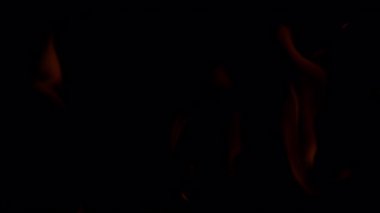 Ateşin Süper Yavaş Çekimi Kara Arkaplan 'da izole edildi. Yüksek Hız Sinema Kamerası, 4K.