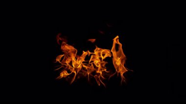 Ateş Alevlerinin Süper Yavaş Çekimi Kara Arkaplan 'da izole edildi. Yüksek Hız Sinema Kamerası, 4K.