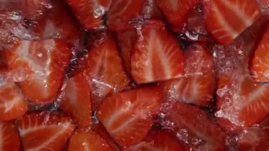 Süper Yavaş Çekim Suyu Taze Çileklerin üzerine sıçratıyor. 4K 'da Yüksek Hız Sinema Kamerası ile çekildi..