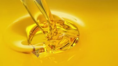 Altın Yağ Sıvısı 'nın 1600 metrede Süper Yavaş Çekimi. Yüksek Hız Sinema Kamerası, 4K.