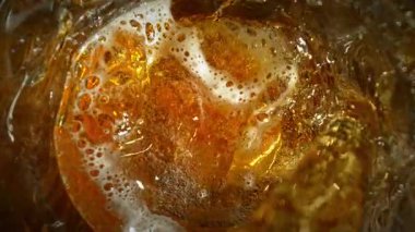 Süper Yavaş Hareket Detay Çekimi. Kamera Hareketi 'yle birlikte 300 metrede bardağın içine bira dökülüyor. Yüksek Hız Sinema Kamerası, 4k.