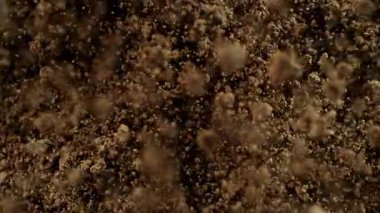 Kameraya doğru 1000fps hızla patlayan toprağın Süper Yavaş Çekimi. Yüksek hızlı sinema kamerasıyla çekildi, 4K.