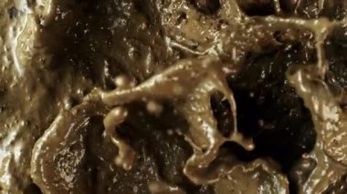 Su Sıçratan Çamur Arkaplanının Süper Yavaş Çekimi, 1000fps. Yüksek Hız Sinema Kamerası, 4k.
