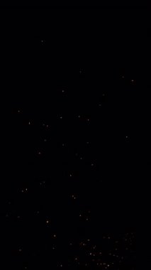 Gerçek Ateşin Süper Yavaş Çekimi Kara Arkaplan 'da izole edilmiş kıvılcımlar. Yüksek Hız Sinema Kamerası, 4K.