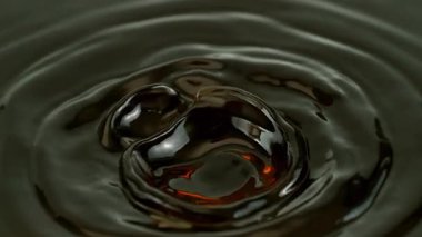 Süper Yavaş Hareketli Dalgalanma ve Sıçrayan Altın Sıvıyı Siyah Arkaplanda 1000fps 'te çekiyoruz. Yüksek Hız Sinema Kamerası, 4K.