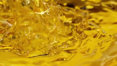 Altın Yağ Sıvısı 'nın 1600 metrede Süper Yavaş Çekimi. Yüksek Hız Sinema Kamerası, 4K.